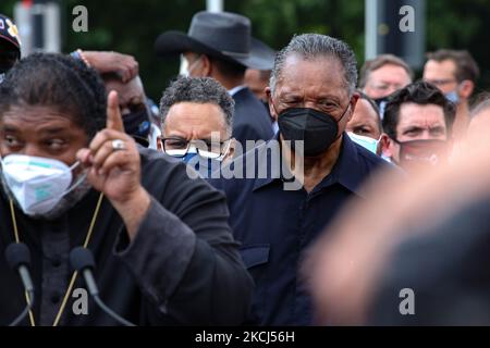 Reverend Jesse Jackson hört Reverend William Barber II. Bei der Moralmontagsdemonstration und zivilen Ungehorsams in der Nähe des US-Kapitols in Washington, D.C. am 2. August 2021 (Foto: Bryan Olin Dozier/NurPhoto) Stockfoto