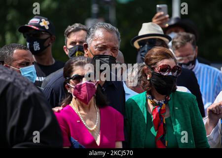 Reverend Jesse Jackson hört Reverend William Barber II. Bei der Moralmontagsdemonstration und zivilen Ungehorsams in der Nähe des US-Kapitols in Washington, D.C. am 2. August 2021 (Foto: Bryan Olin Dozier/NurPhoto) Stockfoto