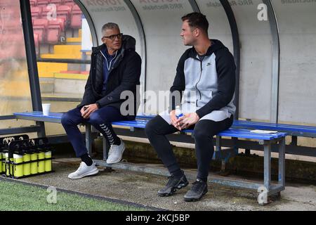 Keith Curle (Manager) von Oldham Athletic und Harrison McGahey von Oldham Athletic während des Vorsaison-Freundschaftsspiel zwischen Rochdale und Oldham Athletic im Spotland Stadium, Rochdale am Freitag, den 30.. Juli 2021. (Foto von Eddie Garvey/MI News/NurPhoto) Stockfoto