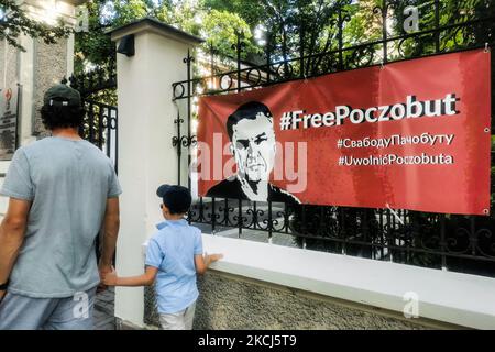 Am 29. Juli 2021 hängt das Plakat „Free Poczobut“ vor dem Hauptquartier der Polnischen Journalistenvereinigung (SDP) in Warschau, Polen. Andrzej Poczobut, Journalist und Aktivist und Mitglied der Vereinigung der Polen in Belarus, wurde am 25. März 2021 von der belarussischen Miliz unter dem Vorwurf der "Anstiftung zum Hass" verhaftet. (Foto von Beata Zawrzel/NurPhoto) Stockfoto