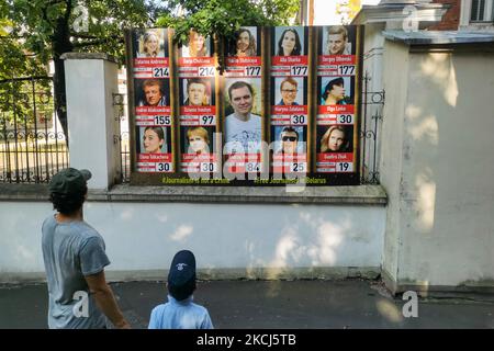 Am 29. Juli 2021 hängen vor dem Hauptquartier der Polnischen Journalistenvereinigung (SDP) in Warschau, Polen, Plakate, darunter ein Plakat mit Andrzej Poczobut. Andrzej Poczobut, Journalist und Aktivist und Mitglied der Vereinigung der Polen in Belarus, wurde am 25. März 2021 von der belarussischen Miliz unter dem Vorwurf der "Anstiftung zum Hass" verhaftet. (Foto von Beata Zawrzel/NurPhoto) Stockfoto