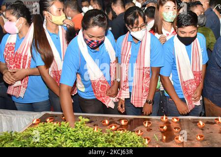 Indische Boxerin zündet eine Lampe an, die Assam-Boxerin Lovlina Borgohain für ihre beste Leistung bei den Olympischen Spielen 2020 im Halbfinale der Frauen im Nehru-Stadion in Guwahati, Dienstag, 3. August 2021, anspricht. (Foto von Anuwar Hazarika/NurPhoto) Stockfoto