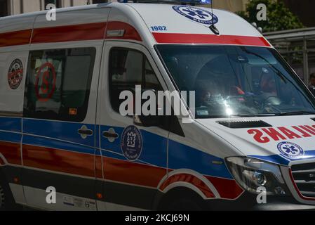 Ein Krankenwagen in der Krakauer Altstadt. Am Dienstag, den 3. August 2021, in Krakau, Woiwodschaft Kleinpolen, Polen. (Foto von Artur Widak/NurPhoto) Stockfoto