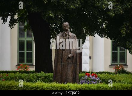 Denkmal im Innenhof der Metropolenkurie in Lublin zum Gedenken an den Primas von Polen, Kardinal Stefan Wyszynski. Kardinal Wyszynski sollte am 7. Juni 2020 in Warschau seliggesprochen werden, die Seligsprechung wurde jedoch aufgrund der COVID-19-Pandemie auf den 12. September 2021 verschoben. Am Samstag, den 31. Juli 2021, in Lublin, Woiwodschaft Lublin, Polen. (Foto von Artur Widak/NurPhoto) Stockfoto