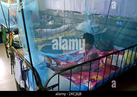 Dengue-Patienten mit Kindern in Bangladesch, die mit einem Moskitonetz bedeckt sind, leiden am 3. August 2021 an Dengue-Fieber, als sie in der Aufnahmeabteilung des Dhaka Kinderkrankenhauses in Dhaka, Bangladesch, behandelt werden. Fast 3500 Menschen wurden seit Januar ins Krankenhaus eingeliefert, und in den letzten drei Tagen wurden 788 Patienten in Krankenhäuser aufgenommen, die dem Büro des Gesundheitsministeriums zufolge liegen. (Foto von Mamunur Rashid/NurPhoto) Stockfoto