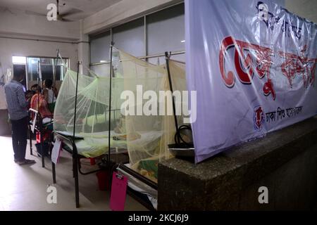 Dengue-Patienten mit Kindern in Bangladesch, die mit einem Moskitonetz bedeckt sind, leiden am 3. August 2021 an Dengue-Fieber, als sie in der Aufnahmeabteilung des Dhaka Kinderkrankenhauses in Dhaka, Bangladesch, behandelt werden. Fast 3500 Menschen wurden seit Januar ins Krankenhaus eingeliefert, und in den letzten drei Tagen wurden 788 Patienten in Krankenhäuser aufgenommen, die dem Büro des Gesundheitsministeriums zufolge liegen. (Foto von Mamunur Rashid/NurPhoto) Stockfoto