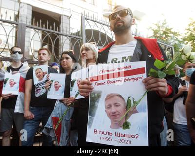 Belarussische Aktivisten und ihre ukrainischen Unterstützer halten am 03. August 2021 bei einer Kundgebung in der Nähe der Botschaft von Belarus in Kiew, Ukraine, Porträts von Vitaly Schischow. Der Leichnam des Leiters des weißrussischen Hauses in der Ukraine Vitaly Schischow wurde in einem Park am Stadtrand von Kiew am 03. August aufgehängt, nachdem er am 02. August 2021 vermisst worden war. (Foto von STR/NurPhoto) Stockfoto