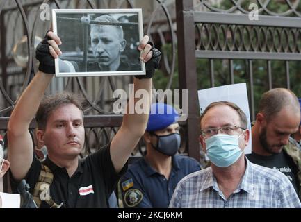 Belarussische Aktivisten und ihre ukrainischen Unterstützer halten am 03. August 2021 bei einer Kundgebung in der Nähe der Botschaft von Belarus in Kiew, Ukraine, Porträts von Vitaly Schischow. Der Leichnam des Leiters des weißrussischen Hauses in der Ukraine Vitaly Schischow wurde in einem Park am Stadtrand von Kiew am 03. August aufgehängt, nachdem er am 02. August 2021 vermisst worden war. (Foto von STR/NurPhoto) Stockfoto