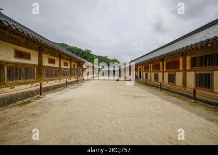 Eine Ansicht von Tripitaka Koreana, Sammlung buddhistischer Schriften, die am 4. August 2021 im Hein Buddhistischen Tempel in der Provinz Gyeongsangnamdo, Südkorea, geschnitzt wurden. Die Tripitaka Koreana oder Palman Daejanggyeong ist eine koreanische Sammlung der Tripitaka, buddhistischen Schriften, und das Sanskrit-Wort für "drei Körbe", die im 13.. Jahrhundert auf 81.258 Holzdruckblöcke geschnitzt wurden. Es ist die umfassendste und älteste intakte Version des buddhistischen Kanons in der Hanja-Schrift der Welt, ohne bekannte Fehler oder Errata in den 52.330.152 Zeichen, die in über 1496 Titeln und 6568 Bänden organisiert sind. Jeder Holzblock Stockfoto