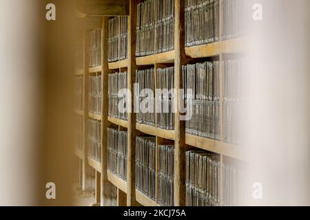 Eine Ansicht von Tripitaka Koreana, Sammlung buddhistischer Schriften, die am 4. August 2021 im Hein Buddhistischen Tempel in der Provinz Gyeongsangnamdo, Südkorea, geschnitzt wurden. Die Tripitaka Koreana oder Palman Daejanggyeong ist eine koreanische Sammlung der Tripitaka, buddhistischen Schriften, und das Sanskrit-Wort für "drei Körbe", die im 13.. Jahrhundert auf 81.258 Holzdruckblöcke geschnitzt wurden. Es ist die umfassendste und älteste intakte Version des buddhistischen Kanons in der Hanja-Schrift der Welt, ohne bekannte Fehler oder Errata in den 52.330.152 Zeichen, die in über 1496 Titeln und 6568 Bänden organisiert sind. Jeder Holzblock Stockfoto