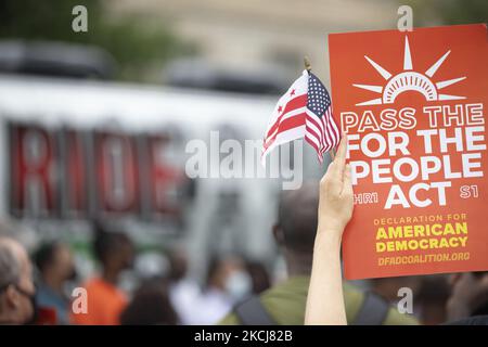 Vor dem Smithsonian African American History Museum versammelten sich am Mittwoch, den 4. August, Menschen vor einem marsch zum Weißen Haus. Der marsch behandelte Themen wie den John Lewis Voting Rights Act und den Filibuster, der von Black Voters Matter, der Declaration for American Democracy Coalition, dem Next Generation Action Network und anderen nationalen Bürgerrechtsorganisationen angeführt wurde. (Foto von Zach Brien/NurPhoto) Stockfoto