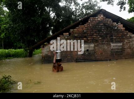 Ein Dorfbewohner wadert durch ein überflutetes Wasser in Udaynarayanpur, Bezirk Howrah in Westbengalen, Indien, 04. August 2021. (Foto von Indranil Aditya/NurPhoto) Stockfoto