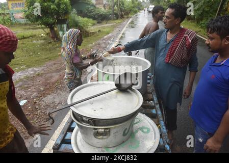 Ein Hilfsteam hilft dem Dorfbewohner von Udaynarayanpur nach massiven Überschwemmungen im Distrikt Howrah in Westbengalen, Indien, am 04. August 2021. (Foto von Indranil Aditya/NurPhoto) Stockfoto