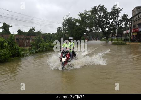 Ein Spötter wackert durch eine überflutete Straße in Udaynarayanpur, im Bezirk Howrah in Westbengalen, Indien, 04. August 2021. (Foto von Indranil Aditya/NurPhoto) Stockfoto