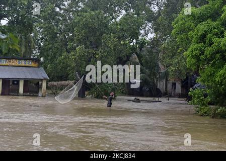Ein Dorfbewohner fängt während der massiven Flut in Udaynarayanpur, Bezirk Howrah in Westbengalen, Indien, am 04. August 2021 Fisch. (Foto von Indranil Aditya/NurPhoto) Stockfoto