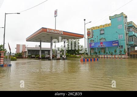 Eine überflutete Benzinpumpe in Udaynarayanpur, Bezirk Howrah in Westbengalen, Indien, 04. August 2021. (Foto von Indranil Aditya/NurPhoto) Stockfoto