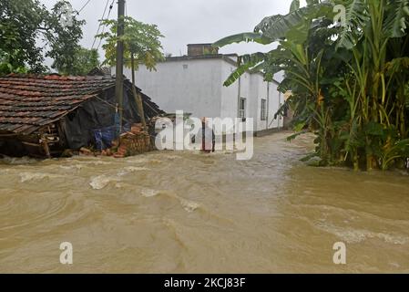 Ein Mann wadert durch ein überflutetes Gebiet von Udaynarayanpur, Bezirk Howrah in Westbengalen, Indien, 04. August 2021. (Foto von Indranil Aditya/NurPhoto) Stockfoto