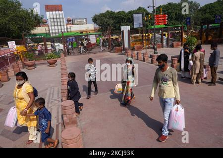 Die Menschen besuchen den kürzlich entwickelten Fußgängerkorridor, während vor dem Roten Fort im Vorfeld des indischen Unabhängigkeitstages 75. in Neu-Delhi, Indien, am 5. August 2021 Schiffscontainer aufgestellt werden. Die nationale Hauptstadt erlebte am 26. Januar während der Feierlichkeiten zum Tag der Republik gewalttätige Auseinandersetzungen. (Foto von Mayank Makhija/NurPhoto) Stockfoto