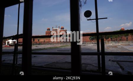 Ein Blick auf das Rote Fort als Vorbereitung gehen vor dem indischen Unabhängigkeitstag 75. in Neu Delhi, Indien am 5. August 2021. Die Sicherheit wurde erhöht und vor dem Roten Fort werden Container aufgestellt, da die Hauptstadt während der Feierlichkeiten zum Republiktag Anfang des Jahres am 26. Januar gewaltsame Zusammenstöße miterlebte. (Foto von Mayank Makhija/NurPhoto) Stockfoto