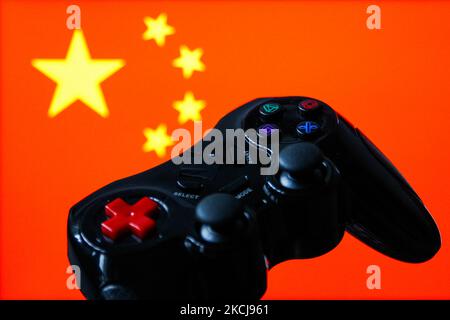 Ein Gamepad mit chinesischer Flagge im Hintergrund ist auf diesem Bild zu sehen, das am 5. August 2021 in Krakau, Polen, aufgenommen wurde. (Foto von Jakub Porzycki/NurPhoto) Stockfoto