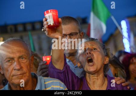 Demonstranten nehmen am 5. August 2021 in Turin, Italien, an einem Protest gegen die obligatorische Green Pass Covid-19-Bescheinigung Italiens Teil. Italien wird ab August 6 Beschränkungen für alle nicht geimpften Personen auferlegen, die nicht über den „Grünen Pass“ des Landes verfügen, der eine Verlängerung des digitalen Covid-19-Zertifikats der EU darstellt. (Foto von Alberto Gandolfo/NurPhoto) Stockfoto