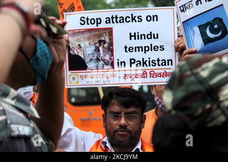 Ein Aktivist der United Hindu Front hält ein Plakat, während er am 6. August 2021 bei einer Demonstration gegen den Abriss eines Hindu-Tempels in der östlichen Provinz Punjab vor der Hohen Kommission Pakistans in Neu-Delhi Slogans schreit. (Foto von Mayank Makhija/NurPhoto) Stockfoto