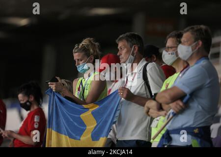 Schweden-Fans trauern während der Medaillenverleihung des Frauenfußballwettbewerbs am 14. Tag der Olympischen Spiele in Tokio 2020 im Internationalen Stadion Yokohama am 06. August 2021 in Yokohama, Kanagawa, Japan. (Foto von Ayman Aref/NurPhoto) Stockfoto