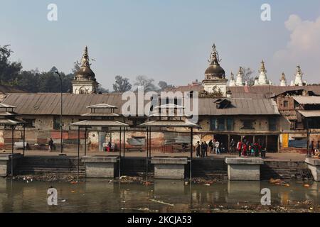 Kremierungsghats am Ufer des Bagmati-Flusses in Pashupatinath in Kathmandu, Nepal, am 10. Dezember 2011. Die Bagmati verläuft weiter südlich in den Ganges und gilt für Hindus gleichermaßen heilig. Der Komplex in Pashupatinath ist der heiligste Hindu-Ort in Nepal. (Foto von Creative Touch Imaging Ltd./NurPhoto) Stockfoto