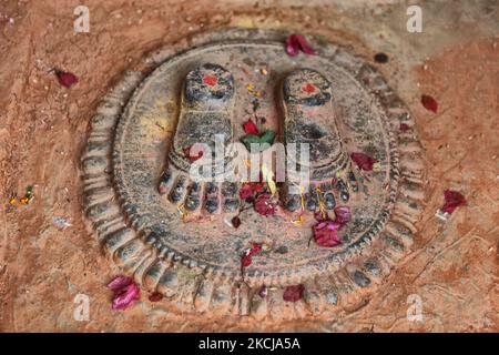 Paduka (die Fußabdrücke des Hindu-gottes Shiva) an einem kleinen Schrein im Pashupatinath-Tempelkomplex in Kathmandu, Nepal, am 05. Dezember 2011. (Foto von Creative Touch Imaging Ltd./NurPhoto) Stockfoto