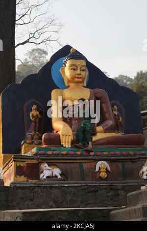 Mädchen sitzt am 06. Dezember 2011 auf einer großen Statue von Lord Buddha im Swayambhunath Temple Complex in Kathmandu, Nepal. (Foto von Creative Touch Imaging Ltd./NurPhoto) Stockfoto