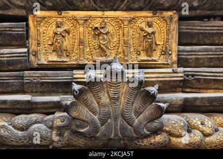 Religiöse Schmuckfiguren aus Messing schmücken den Königspalast von Patan am 07. Dezember 2011 auf dem Durbar-Platz in Nepal. Der Königspalast von Patan wurde im 17.. Jahrhundert als Teil des umfangreichen Bauprogramms von König Siddhinarasimha Malla errichtet. Der Patan-Palast stammt aus den Palästen von Kathmandu und Bhaktapur. (Foto von Creative Touch Imaging Ltd./NurPhoto) Stockfoto