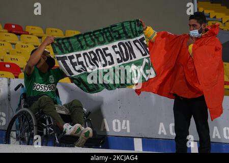 Eine Person im Rollstuhl unterstützt sein Team, Atletico Nacional, während des Spiels gegen Independiente Santa Fe in Bogota, Kolumbien, am 4. August 2021. Seit Beginn der Pandemie vor 16 Monaten sind keine Menschen in die Stadien der Hauptstadt eingetreten. (Foto von Daniel Garzon Herazo/NurPhoto) Stockfoto