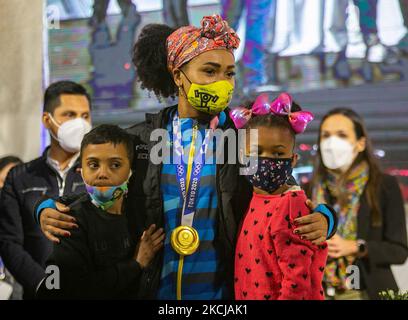 Die ecuadorianische Neisi Patricia Dajomes Barrera (C), Goldmedaillengewinnerin bei Tokio 2020, posiert am 4. August 2021 in Quito, Ecuador, und hatte einen angenehmen Empfang von den Bürgern. (Foto von Rafael Rodriguez/NurPhoto) Stockfoto