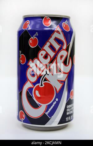 Cherry-Cola-Dose auf weißem Hintergrund in Fort Lauderdale, Florida, USA, am 21. Oktober 2008. Cherry Coke ist ein zusätzlicher Geschmack, der der Coca-Cola-Familie hinzugefügt und in den Vereinigten Staaten mit viel Popularität eingeführt wurde. (Foto von Creative Touch Imaging Ltd./NurPhoto) Stockfoto