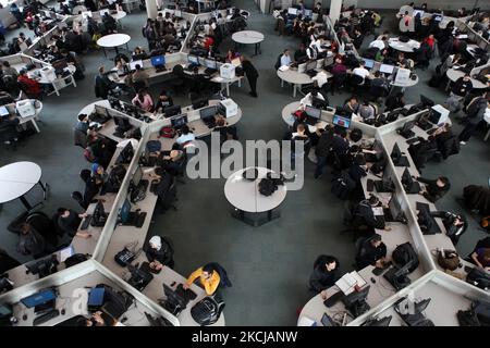 Erhöhte Ansicht von Studenten in einem großen Computerlabor an einer Hochschule in Ontario, Kanada. (Foto von Creative Touch Imaging Ltd./NurPhoto) Stockfoto
