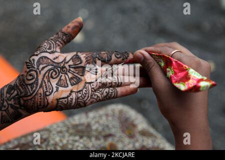 Girl trägt am 20. Juni 2010 in Nagpur, Maharashtra, Indien, ein hübsches Henna-Design auf ihre Hand. (Foto von Creative Touch Imaging Ltd./NurPhoto) Stockfoto