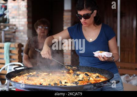 Eine Spanierin serviert am 07. August Paella aus einem großen Topf vor einem spanischen Restaurant in Toronto, Ontario, Kanada. 2010. (Foto von Creative Touch Imaging Ltd./NurPhoto) Stockfoto