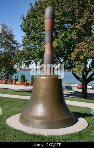 Skulptur einer riesigen Glocke im Odette Sculpture Park in Windsor, Ontario, Kanada, am 27. September 2013. (Foto von Creative Touch Imaging Ltd./NurPhoto) Stockfoto