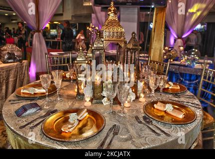 In Ontario, Kanada, ist der Tisch mit kunstvollen Servietten, Kerzen und Laternen geschmückt. (Foto von Creative Touch Imaging Ltd./NurPhoto) Stockfoto