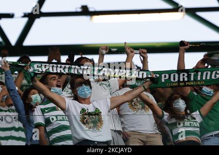 Sporting CP Anhänger singen während des Spiels für Liga BWIN zwischen Sporting CP und Vizela FC, in Estádio de Alvalade, Lisboa, Portugal, 06. August, 2021 (Foto von João Rico/NurPhoto) Stockfoto