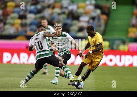 Jovane Cabral (L) bestreitet den Ball mit Francis Cann während des Spiels für Liga BWIN zwischen Sporting CP und Vizela FC, in Estádio de Alvalade, Lissabon, Portugal, 06, August, 2021 (Foto von João Rico/NurPhoto) Stockfoto