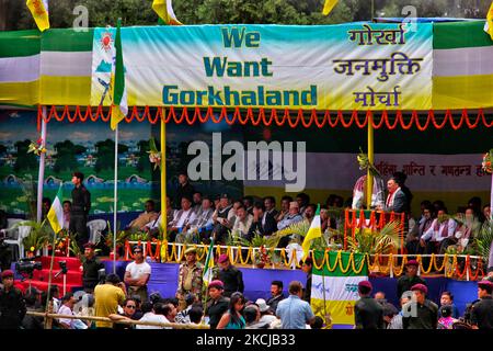 Die politischen Führer der Gorkha Janmukti Morcha-Partei sprechen nach dem Attentat auf Madan Tamang bei einer großen politischen Kundgebung, die während eines hartalen (Generalstreiks), der die gesamte Stadt Darjeeling und die umliegenden Städte, die die gesamte Bergstation in Darjeeling betreffen, zum Stillstand gebracht wurde, eine große Menschenmenge an. Westbengalen, Indien, am 30. Mai 2010. Der Hartal wurde gerufen, nachdem Madan Tamang, Anführer der gemäßigten Gruppe Akhil Bharatiya Gorkha League (ABGL), am 21. Mai 2010 in Darjeeling von Gorkha Janmukti Morcha (GJM)-Anhängern erstochen wurde, was zu einem spontanen Shu führte Stockfoto