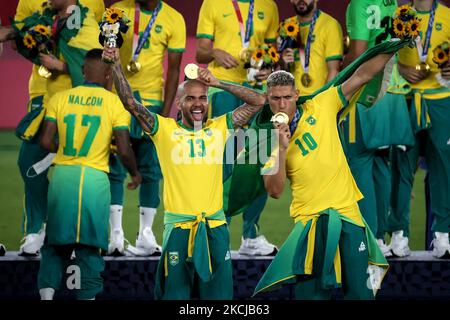 Die Goldmedaillengewinnerinnen (10) Richarlison und (13) Dani Alves vom Team Brasilien posieren mit ihren Goldmedaillen während der Medaillenzeremonie des Fußballwettbewerbs der Männer am 15. Tag der Olympischen Spiele 2020 in Tokio im Internationalen Stadion Yokohama am 07. August 2021 in Yokohama, Kanagawa, Japan (Foto: Ayman Aref/NurPhoto) Stockfoto