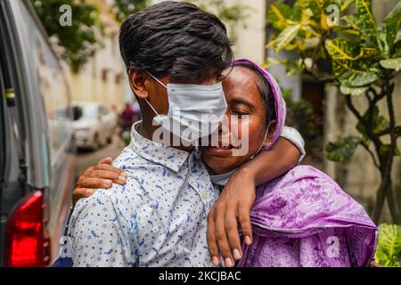 Familienmitglieder brachen unter Tränen aus, als sie am 07. August 2021 vor die Leichenhalle des Dhaka Medical College kamen, um den Leichnam eines Verwandten in Dhaka, Bangladesch, zu nehmen. Der vor einem Monat bei einem Brand in der Haschem Lebensmittel- und Getränkefabrik in Rupganj, Narayanganj, getötet wurde. Die Leichen von 21 Personen wurden in der zweiten Phase übergeben. (Foto von Zabed Hasnain Chowdhury/NurPhoto) Stockfoto