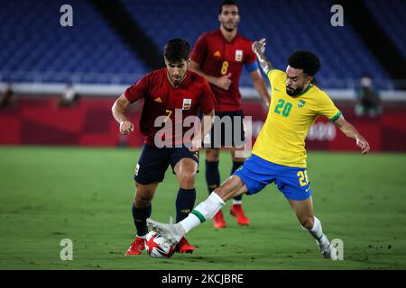 (20) CLAUDINHO vom Team Brasilien kämpft mit (7) Marco ASENSIO vom Team Spanien während des Spiels zwischen Brasilien und Spanien am 15. Tag der Olympischen Spiele 2020 in Tokio im Internationalen Stadion Yokohama am 07. August 2021 in Yokohama, Kanagawa, Japan (Foto: Ayman Aref/NurPhoto) Stockfoto