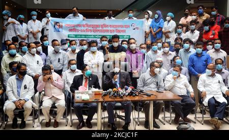 Am 7. August 2021 wird in Dhaka, Bangladesch, ein neues Covid-19-Krankenhaus eröffnet. Das Krankenhaus wurde mit 357 Betten, darunter 40 ITS-Betten, ins Leben gerufen. Außerdem wurden zentrale Sauerstoffleitungen für die übrigen Betten installiert. Das Krankenhaus wird in Phasen auf 1000-Bett-Geräte aufgerüstet. Der Gesundheitsminister stellte fest, dass Bangladesch eine verheerende Situation in Covid erlebt hat, und sagte, dass es auch eine Krise der Intensivstationen gebe. Es gibt im ganzen Land nur 17.000 Betten für die Behandlung von Covid-Patienten, die bereits besetzt sind, fügte er hinzu.Außerdem bieten Krankenhäuser auch Dengue-Behandlungen aufgrund eines Su an Stockfoto