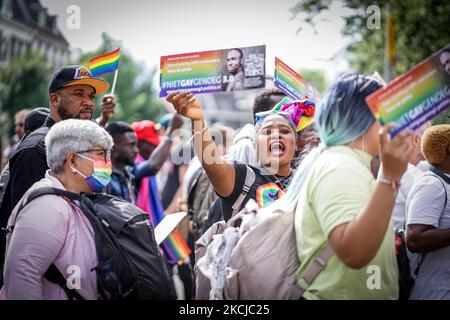 Im Maarten Luther King Park versammeln sich Menschen, um die diesjährige Pride am 7. August 2021 in Amsterdam, Niederlande, zu feiern. Das jährlich stattfindende, stadtweite LGBTQ-Festival wird jedes Jahr von mehreren hunderttausend Besuchern besucht, um an der Kanalbootparade teilzunehmen, die während der Pandemiezeiten abgesagt wurde, um Covid-19-Infektionen einzudämmen. (Foto von Oscar Brak/NurPhoto) Stockfoto