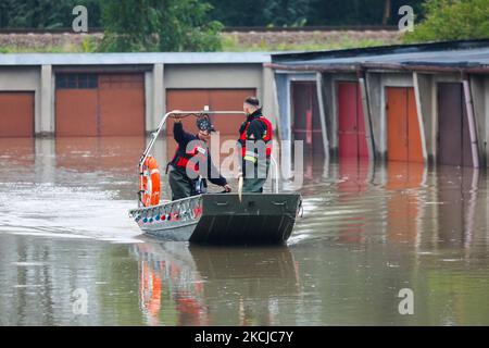 Feuerwehrleute schwimmen auf einem Boot, nachdem am 6.. August 2021 Straßen und Haushalte in den Gebieten des Bierzanow-Bezirks in Krakau, Polen, mit heftigen Regenschauern überflutet wurden. (Foto von Beata Zawrzel/NurPhoto) Stockfoto