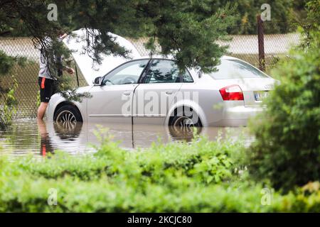 Straßen und Haushalte in den Gebieten des Bierzanow-Bezirks sind nach heftigen Regenschauern in Krakau, Polen, am 6.. August 2021 mit Wasser überflutet. (Foto von Beata Zawrzel/NurPhoto) Stockfoto