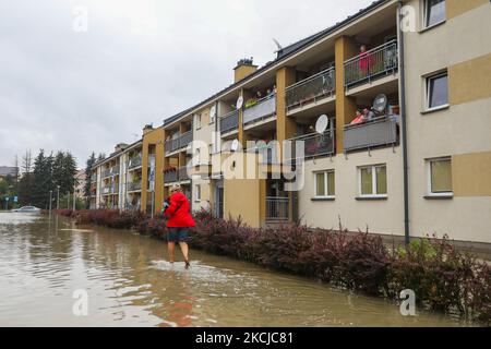 Straßen und Haushalte in den Gebieten des Bierzanow-Bezirks sind nach heftigen Regenschauern in Krakau, Polen, am 6.. August 2021 mit Wasser überflutet. (Foto von Beata Zawrzel/NurPhoto) Stockfoto